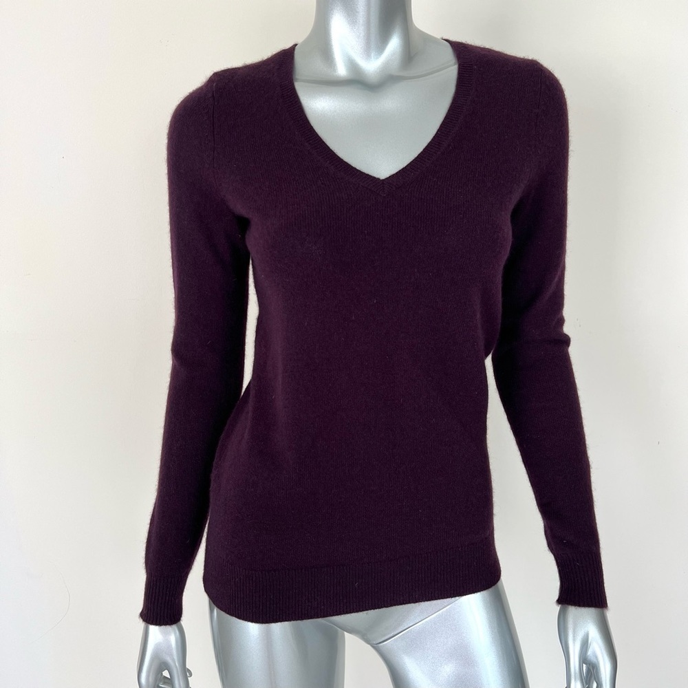 C by Bloomingdale’s cashmere V-neck sweater size XS